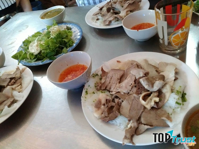 Phần bánh hỏi cháo lòng