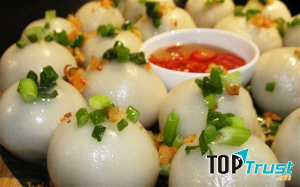 Bánh ích có hình tròn, bên trong là nhân tôm thịt, ăn cùng mắm chế chua ngọt, rất mềm và ngon.