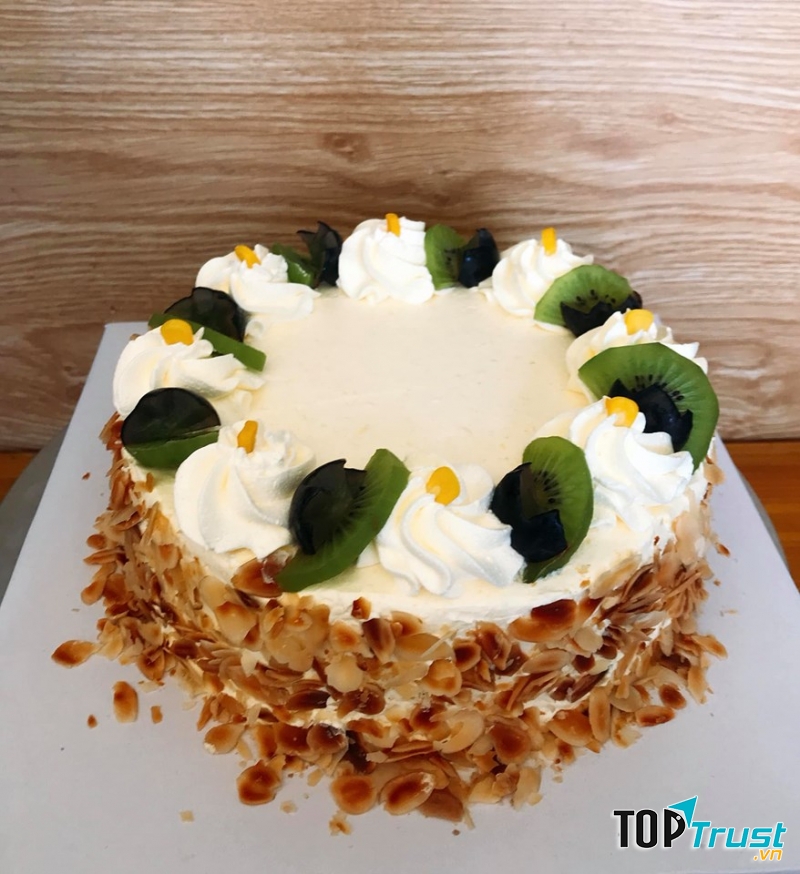 Bánh ở đây được pha trộn gia vị hợp lý để bánh không quá ngọt dễ gây ngán, cốt bánh mềm mịn và có lớp kem béo ngậy, thơm mát, những hạt bắp căng mọng, thơm và ngọt thanh