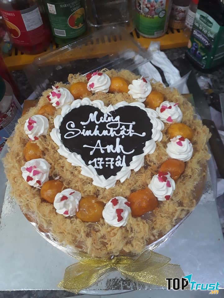 Bánh có nhiều topping trên bề mặt