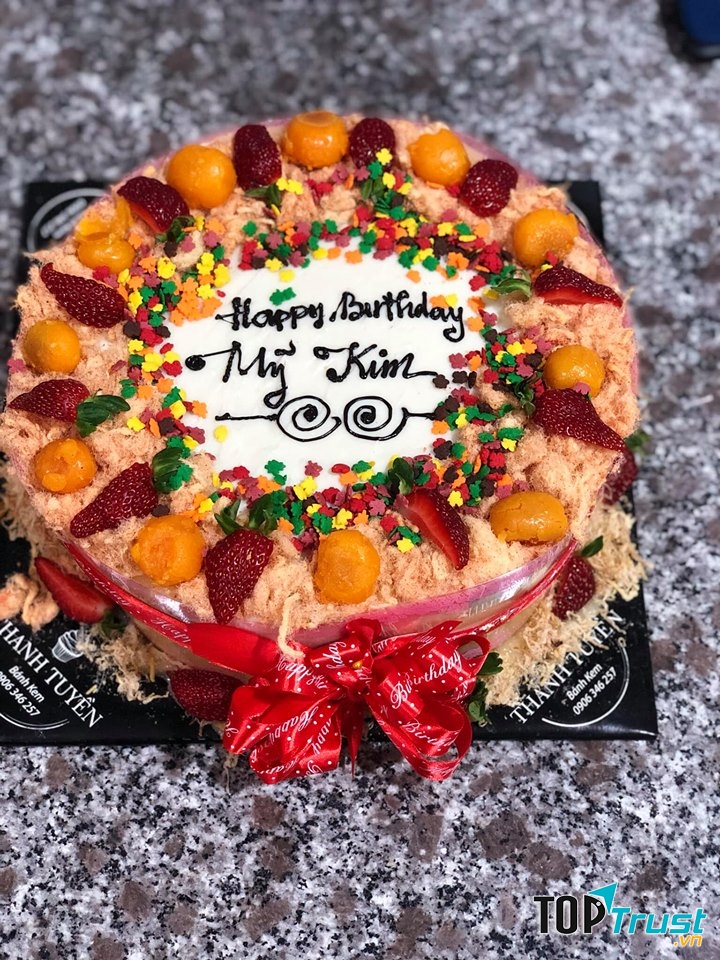 Bánh sinh nhật bông lan trứng muối tại Bánh kem Thanh Tuyền