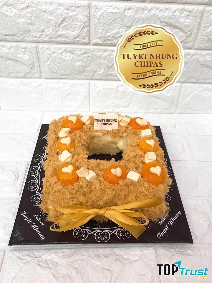 Bánh được làm rất tỉ mỉ, từ chuẩn bị bột làm bánh, trứng muối, nước sốt rồi chà bông.