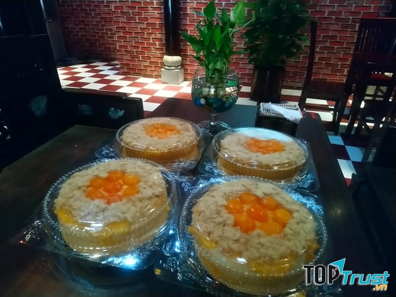 Bánh thơm, đẫm sốt, trứng muối to thường được cắt đôi xen kẽ với một chút phomai rải đều trên mặt bánh, béo ngậy