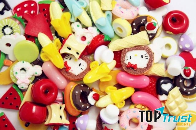 Bánh kẹo giả thường có màu sắc sặc sỡ