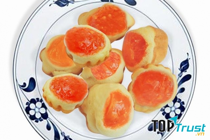 Bánh bông lan trứng muối truyền thống tại tiệm bánh Gốc Cột Điện