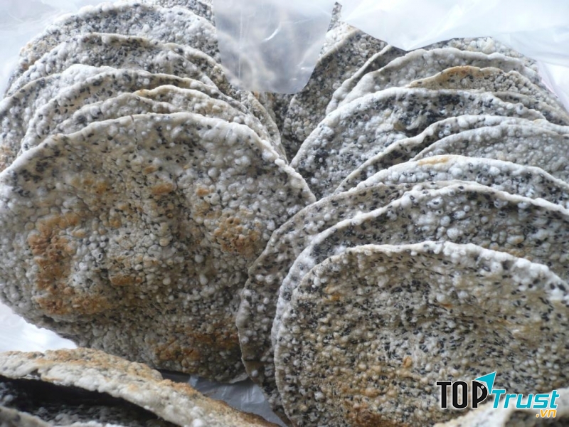 Vừng được phủ kín khắp mặt bánh