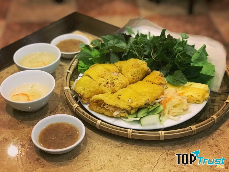 Bánh khoái Quảng Bình với nước chấm