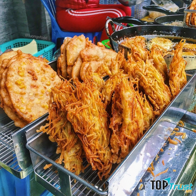 Bánh khoai được thái sợi nhỏ nhúng trong bột chiên giòn