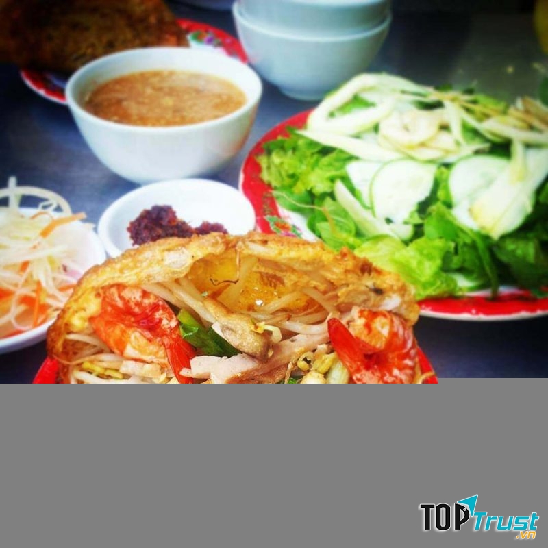 Bánh khoái quán 305 là địa chỉ ăn bánh khoái bình dân của Huế