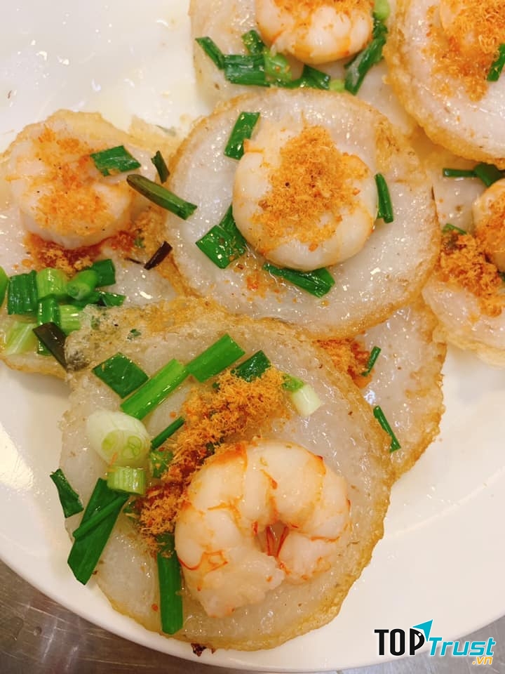 Ăn bánh khọt Cô Hoàng Vũng Tàu ngay tại đất Sài Gỏn vẫn cảm nhận được rất rõ hương vị biển nồng nàn.