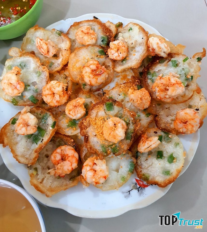 Những chiếc bánh khọt cô Xuân được chế biến từ tâm huyết của chủ quán