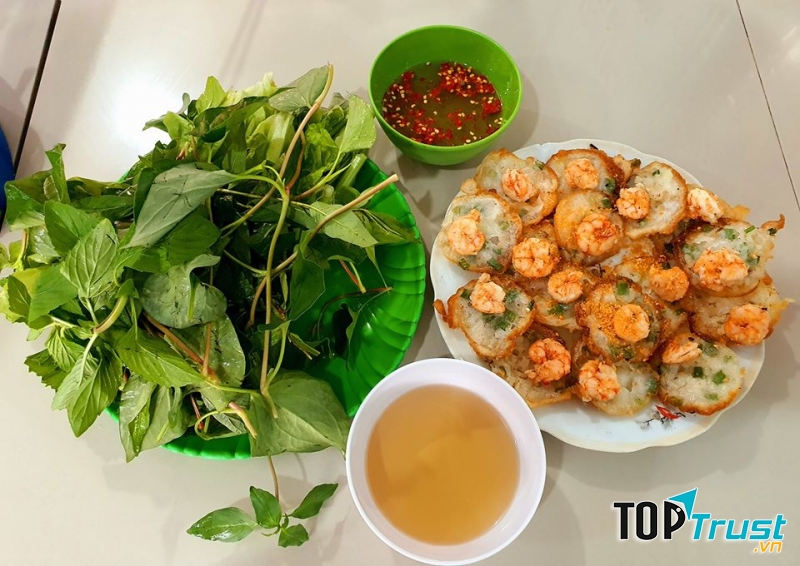 Bánh khọt cô Xuân là sự hòa quyện của nhiều nguyên liệu