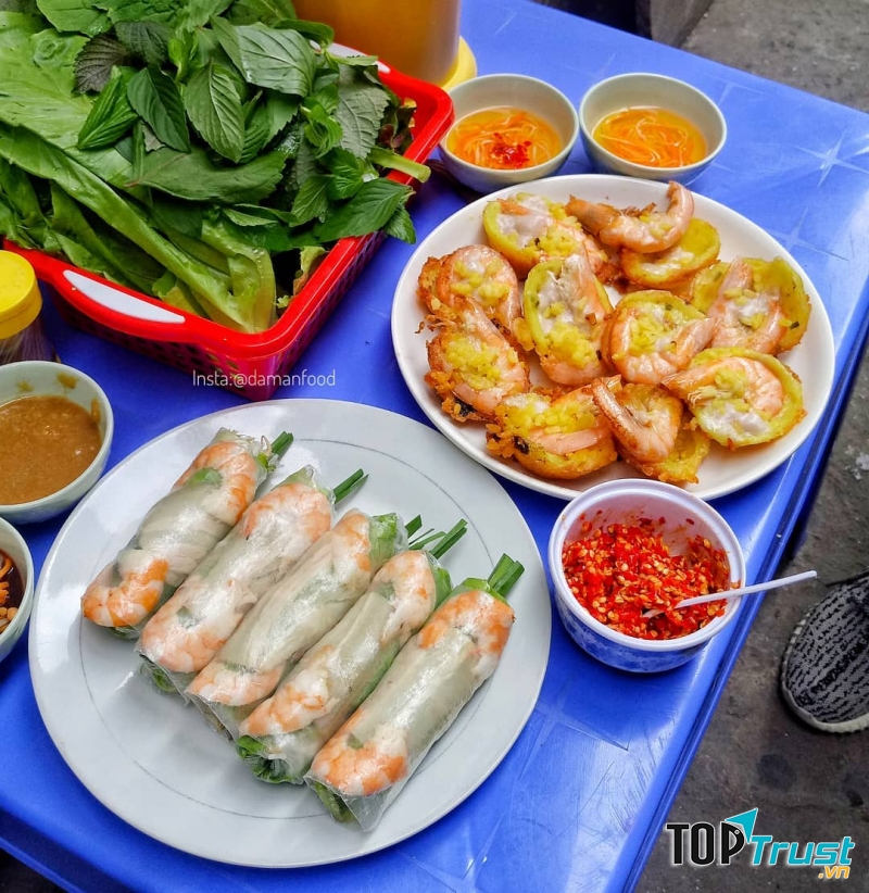  Bánh khọt dạng nhỏ, vàng rụm, nóng hổi, phần nhân với tôm đỏ, to béo