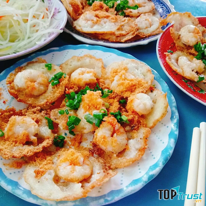 Một đĩa bánh khọt thơm ngon