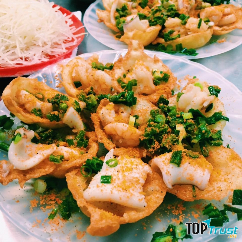 Một đĩa bánh khọt sẽ có từ 8-10 bánh, với một một vàng giòn bao phủ gây ấn tượng với khách ngay từ ánh nhìn đầu tiên.