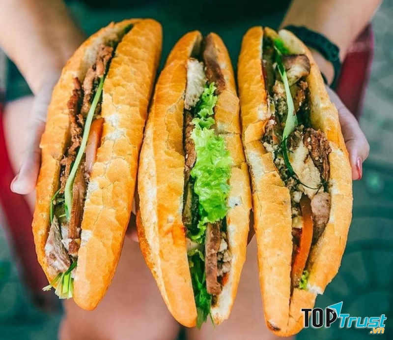 Buổi sáng, bạn có thể lựa chọn một chiếc bánh mì nóng, có nhân trứng chiên, pate, thịt, dưa chuột... để mang theo tới trường học hoặc nơi làm việc.