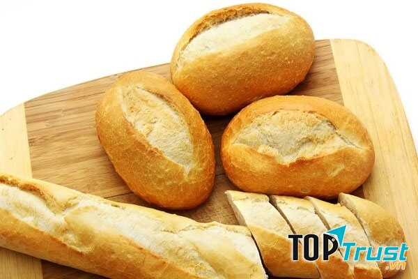 Nên bảo quản bánh mì bằng túi có lỗ thoát khí