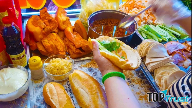 Ổ bánh mì Ba Cô thơm ngon, hấp dẫn.