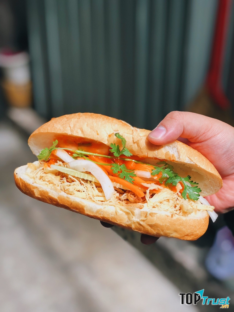 Tiệm bánh mì bình dân Ba Cô nức tiếng thơm ngon, được lòng khách