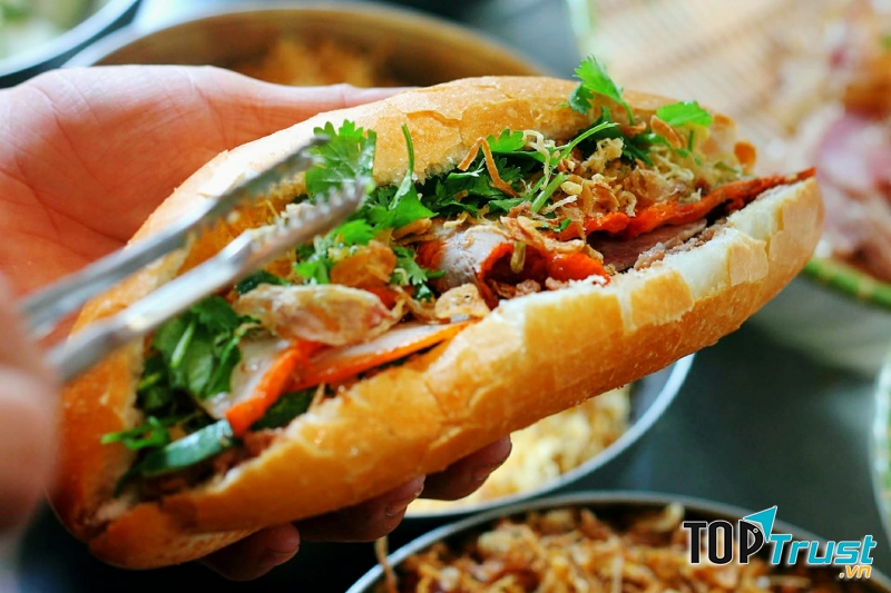 Bánh mì Bảo Quyên - pate Lãn Ông