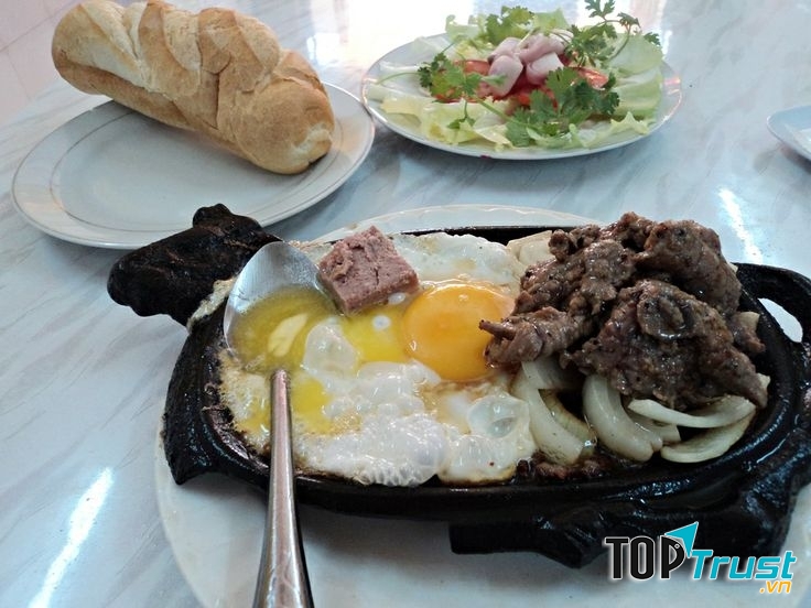 Beefsteak Lệ Hồng được yêu thích bởi độ ngon lạ của món bít tết so với nhiều chỗ khác