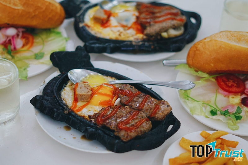 Một phần bò bít tết đầy đủ khá đầy đặn, đảm bảo sẽ khiến bạn no căng bụng