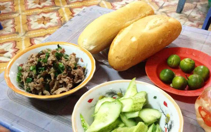 Món ăn hội tụ vị ngòn ngọt dai dai của thịt, hay vị béo ngậy của nước dùng khi chấm với bánh mì khiến món ăn trở nên độc đáo và hấp dẫn.