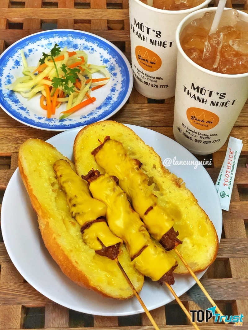 Không chỉ phục vụ bánh mì, quán còn rất nhiều loại nước uống khác nhau