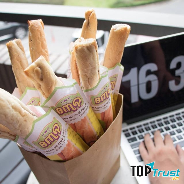 Bánh mì cay (bánh mì que) Sài Gòn thương hiệu Pháp BMQ