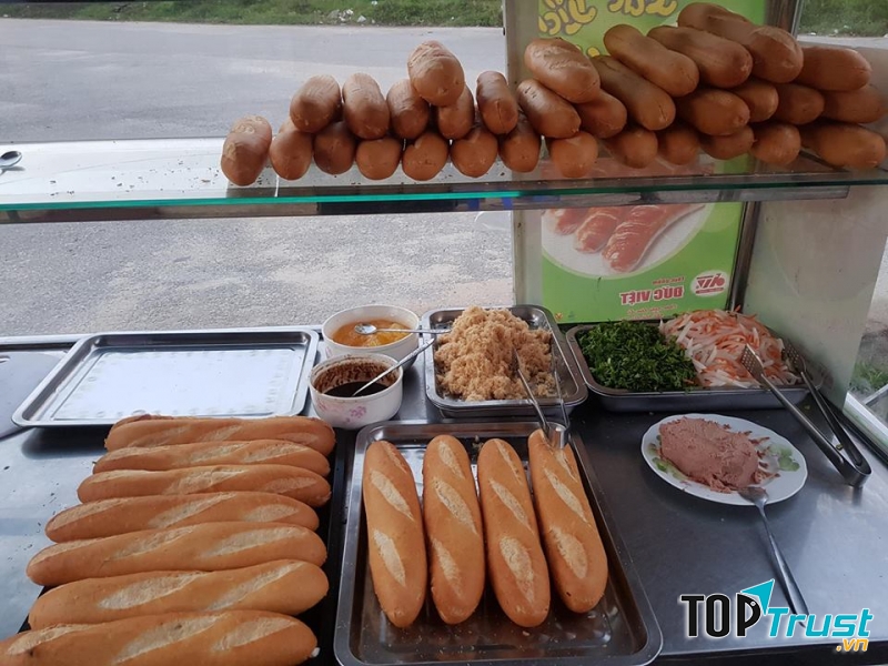 Bánh mì cay Tứ Hải hay còn gọi bánh mì que có hương vị truyền thống Việt