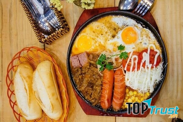 Bánh mì chảo thập cẩm (Ảnh minh họa)