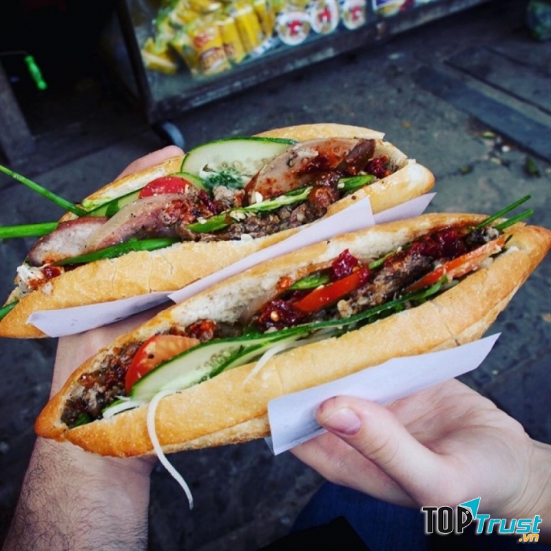 Một ổ bánh mì với thịt nướng đầy đặn