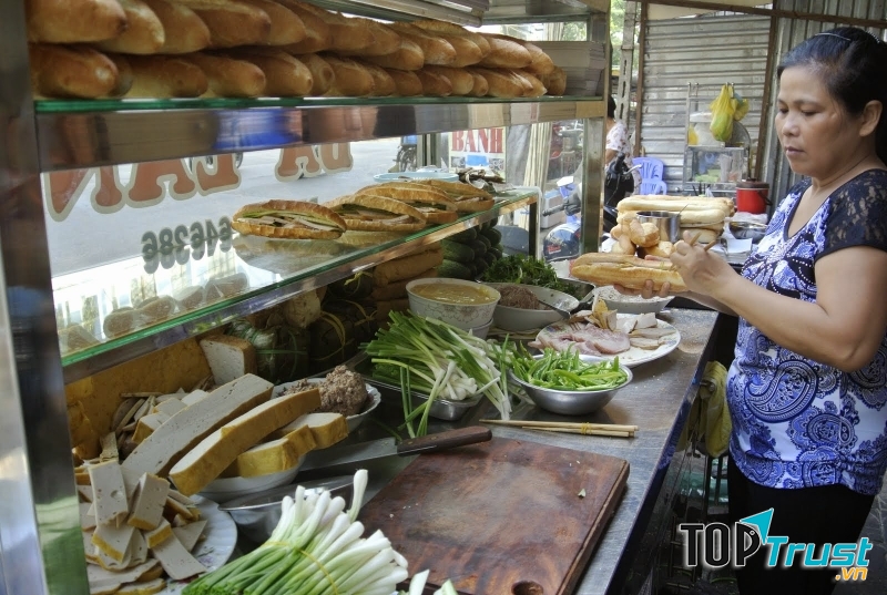 Bánh Mì Cô Lan - Đại Học Văn Hóa