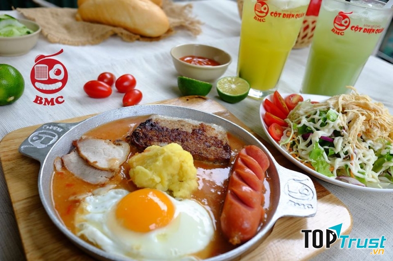 Bánh mì chảo Cột Điện - phục vụ tại quán