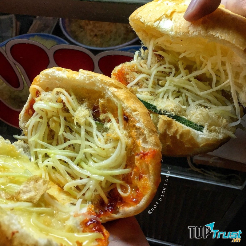 Bánh mì gà cô Chi