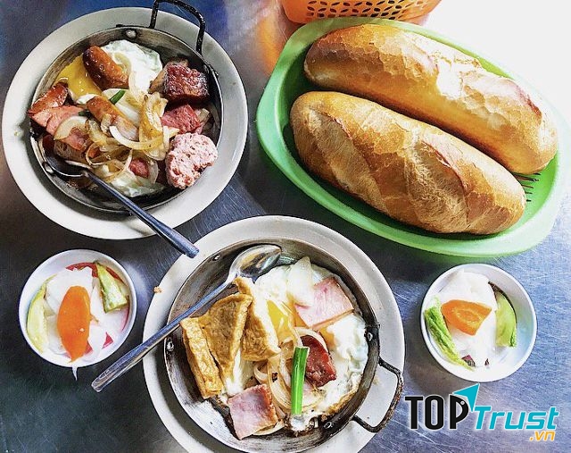 Mỗi suất bánh mì được để trong chiếc chảo nhỏ rất đẹp mắt