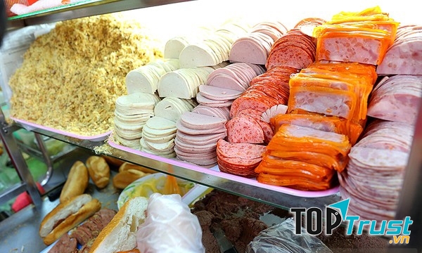 Tủ nguyên vật liệu tại bánh mì Huỳnh Hoa