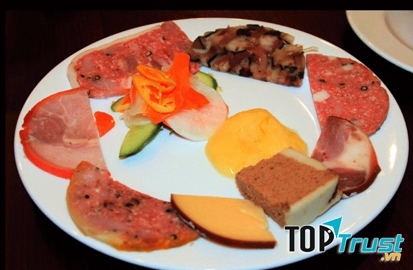 Một phần full tại bánh mì Nguyên Sinh