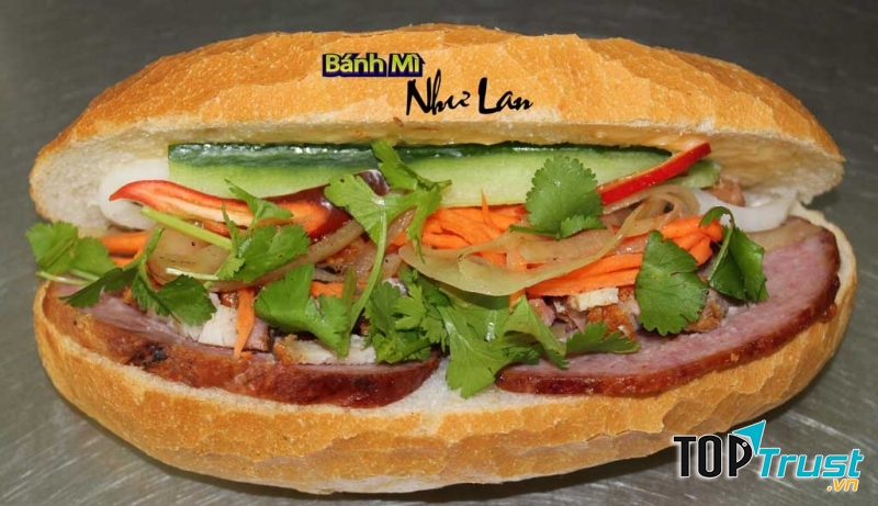 Bánh mì heo quay tại Như Lan với nhân đầy ụ