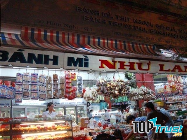 Ban đầu, Như Lan gần như chuyên bán bánh mì, loại bánh to tròn có vỏ giòn, đặc ruột, thơm ngon cộng với dăm ba lát thịt ba rọi, trét pate, kèm vài cọng rau thơm hành lá, gia vị...