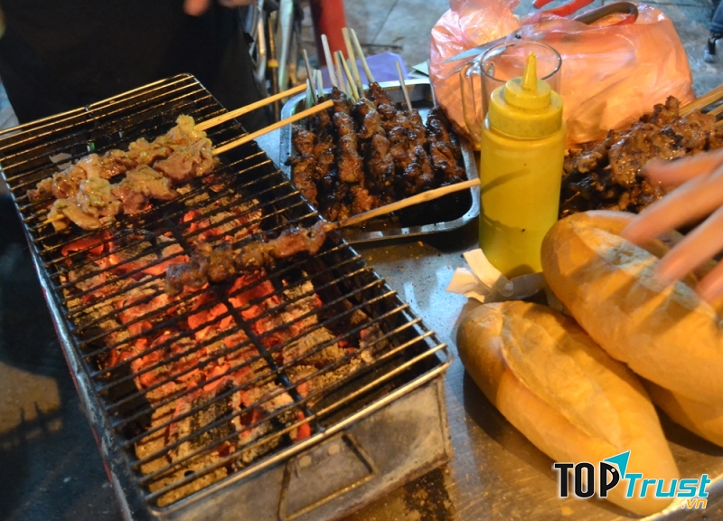 Bánh mì được bỏ kèm với các loại rau thơm, dưa chua, nước chanh đậm đà và một ít ớt cay tùy theo khẩu vị người mua.