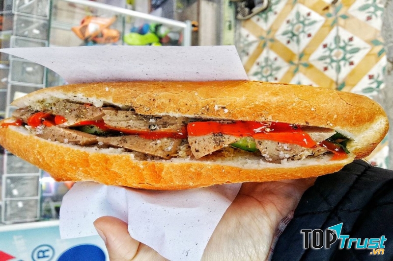 Điều quan trọng nhất ở bánh mì ông Tý chính là những lớp chả bò, heo chuẩn vị