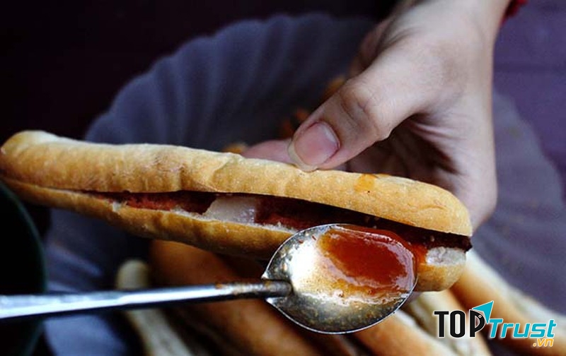 ánh mì ở đây không có nhiều loại nhân như nơi khác mà trung thành với pate, linh hồn của bánh.