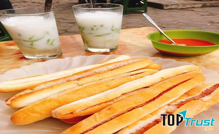 Bánh Mì Pate Cay - 28 Đinh Tiên Hoàng