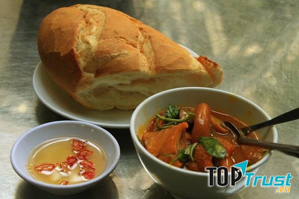 Món bánh mì phá lấu