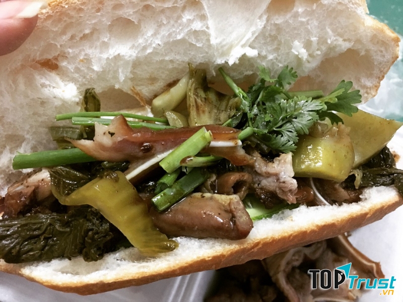 Bánh mì phá lấu Tiều của người Hoa trên đường Nguyễn Trãi, Quận 5