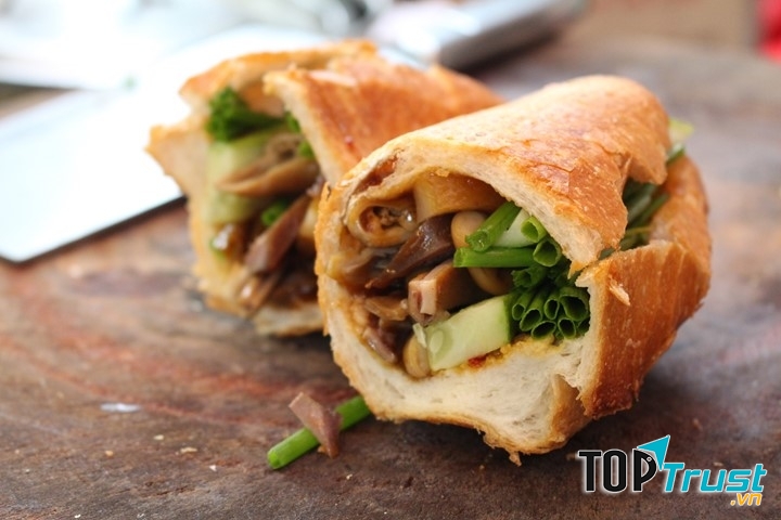 Bánh mì phá lấu Tiều