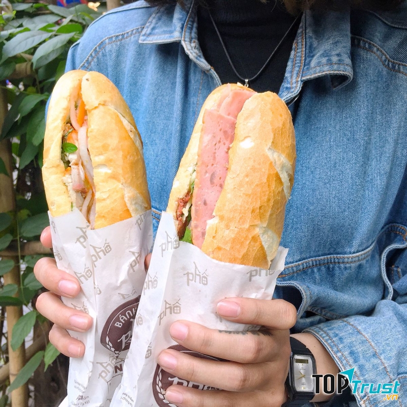 Bánh mì ở đây giòn và nóng khi đến tay người mua, thức ăn bên trong nhiều, ngon và rất hòa quyện