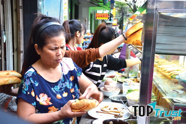 Các nhân viên luôn chân luôn tay làm đồ cho khách
