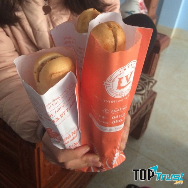 Bánh mì que Đà Nẵng có lớp nhân patê, phết lớp bơ trứng cùng với ruốc và nước sốt tương ớt có vị cay đặc trưng mang đậm chất Đà Năng